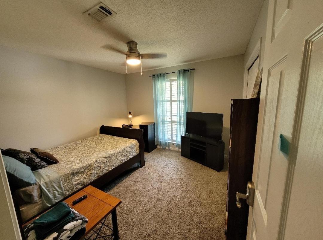 Bedroom Four Minutes From Beach Pensacola Exteriér fotografie